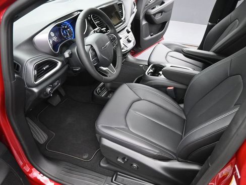 New 2026 Chrysler Pacifica Select image 9