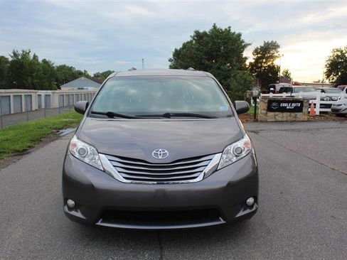 Used 2017 Toyota Sienna XLE w/ XLE Navigation Package FWD image 2