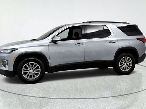 Used 2023 Chevrolet Traverse LT FWD image 2