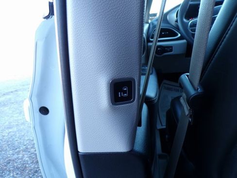 Used 2023 Chrysler Pacifica Touring-L image 11