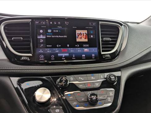 Used 2023 Chrysler Pacifica Touring FWD image 27