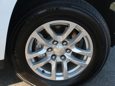 Used 2023 Chevrolet Suburban LT image 55