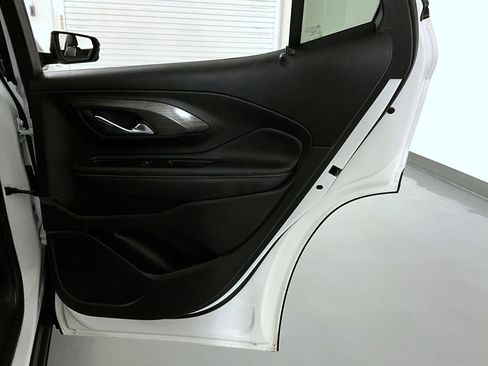 Certified 2024 GMC Terrain SLT image 17