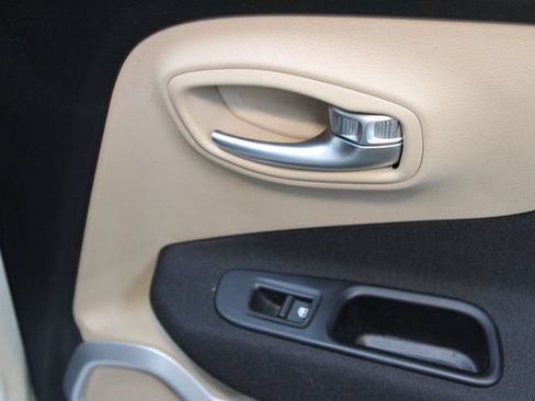 Used 2015 Jeep Renegade Latitude FWD image 13