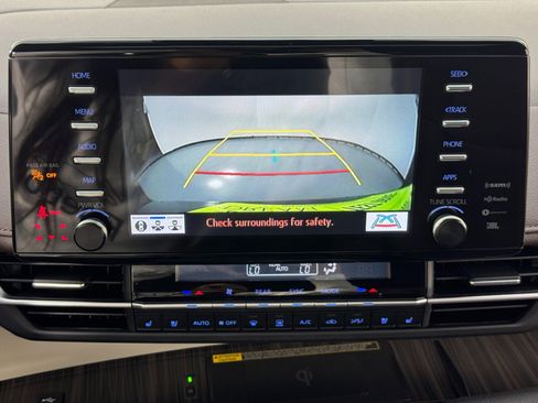 Used 2024 Toyota Sienna Platinum image 29