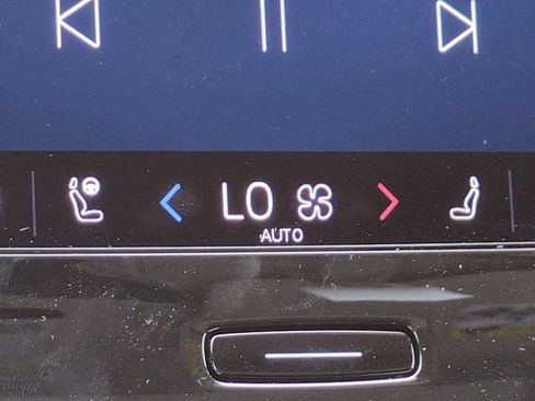 New 2025 Volvo XC40 B5 Core w/ Protection Package Premier image 22