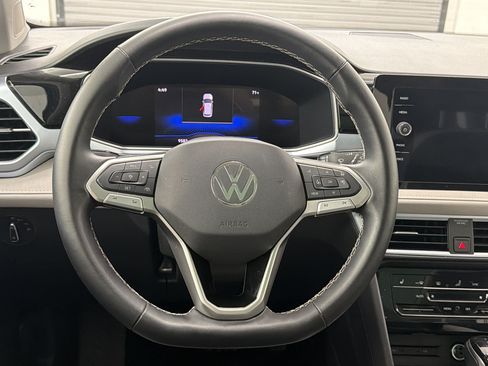 Used 2025 Volkswagen Taos SE w/ Panoramic Sunroof Package FWD image 15