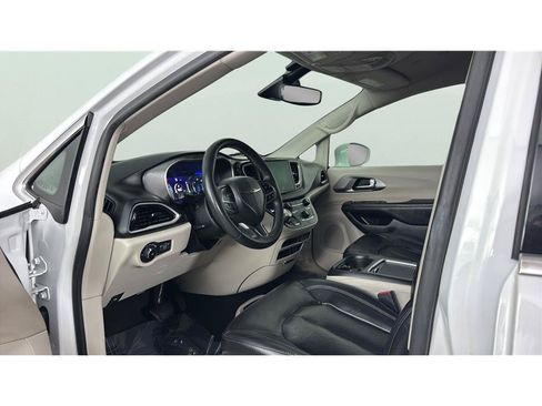 Used 2022 Chrysler Pacifica Touring-L FWD image 9