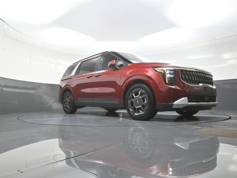 Used 2025 Kia Carnival EX image 9