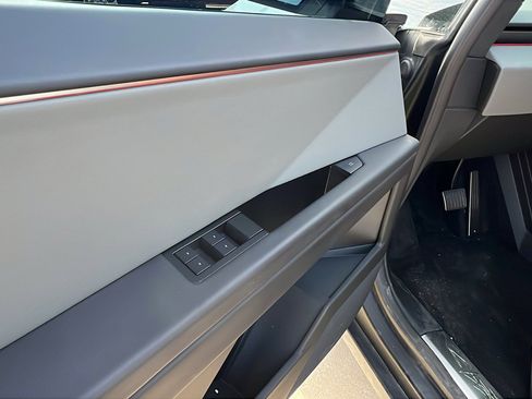 Used 2025 Tesla Cybertruck AWD Crew Cab image 15