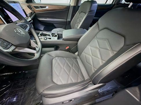 Used 2025 Volkswagen Atlas SE AWD/4WD image 11