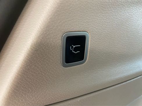 Used 2024 Chrysler Pacifica Touring-L FWD image 10