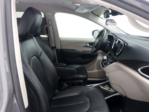 Used 2022 Chrysler Pacifica Touring-L FWD image 21