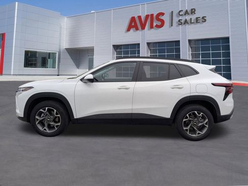 Used 2025 Chevrolet Trax LT w/ LT Convenience Package FWD image 2