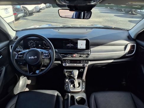 Certified 2024 Kia Seltos EX FWD image 3