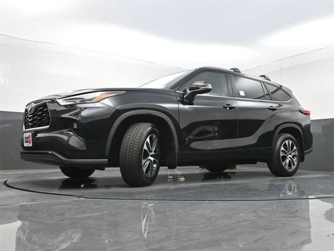 Used 2023 Toyota Highlander XLE image 28