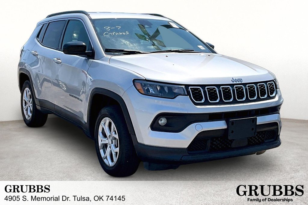 Used 2024 Jeep Compass Latitude AWD/4WD image 1