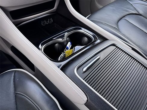 Used 2022 Chrysler Pacifica Limited image 38