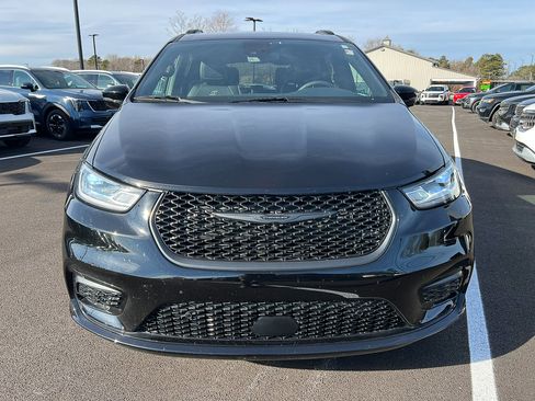 Used 2024 Chrysler Pacifica Limited w/ S Appearance Package image 16