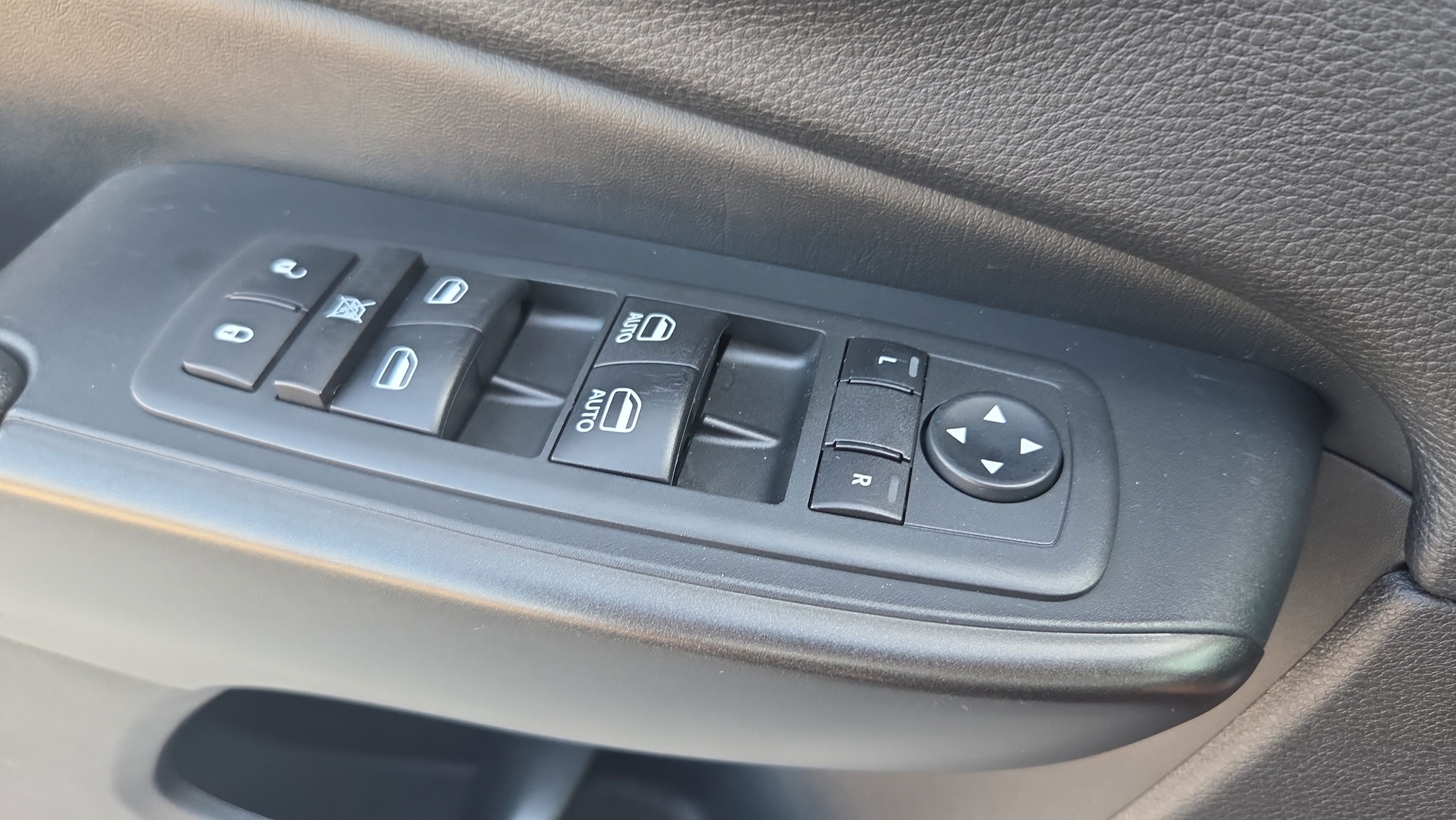 Used 2020 Jeep Cherokee Trailhawk w/ Cold Weather Group AWD/4WD image 27