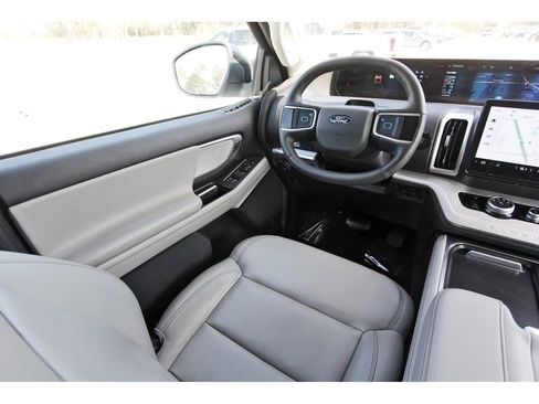 Used 2025 Ford Expedition Active image 12