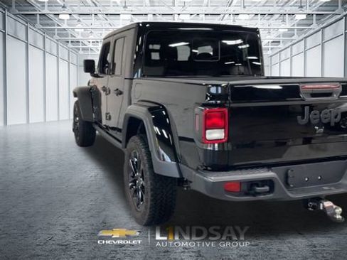 Used 2025 Jeep Gladiator Sport image 8