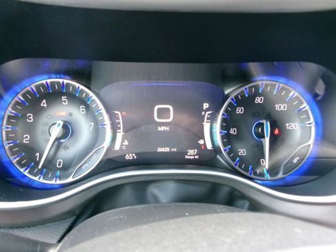 Used 2025 Chrysler Pacifica Select FWD image 18