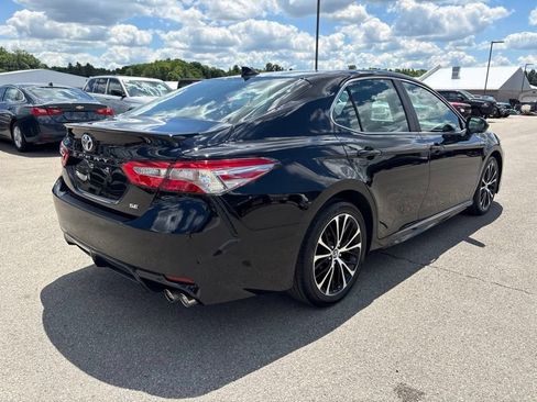 Used 2019 Toyota Camry SE w/ Convenience Package FWD image 3