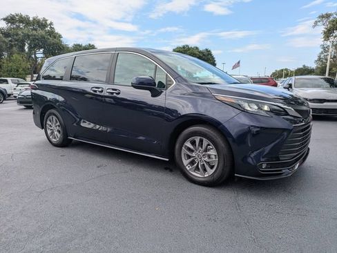 Used 2025 Toyota Sienna XLE FWD image 2