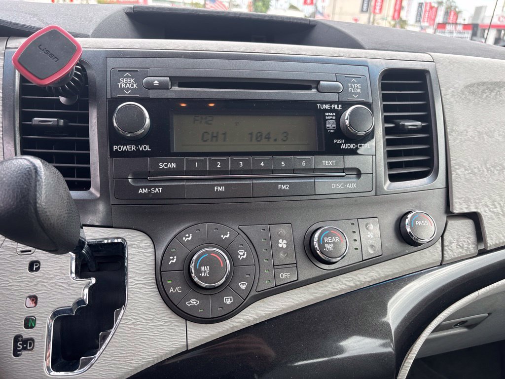 Used 2014 Toyota Sienna L FWD image 19