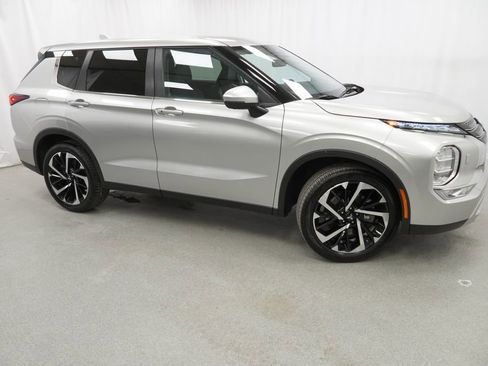 Used 2024 Mitsubishi Outlander SE image 9