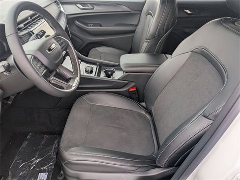 New 2025 Jeep Grand Cherokee Altitude image 12