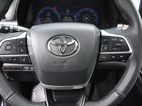 Used 2025 Toyota Sienna Limited image 33