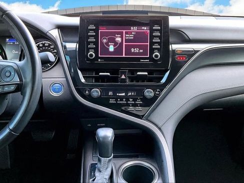 Used 2022 Toyota Camry SE image 6