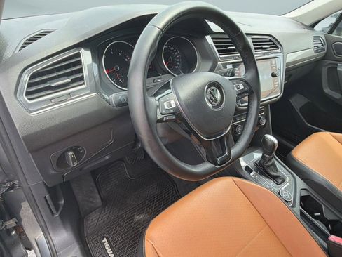 Used 2018 Volkswagen Tiguan SE w/ Panoramic Sunroof Package AWD/4WD image 4