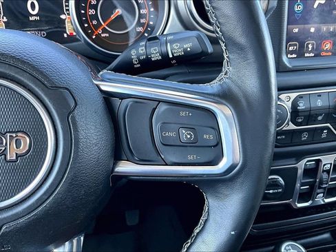 Used 2018 Jeep Wrangler Unlimited Sahara w/ Dual Top Group AWD/4WD image 14