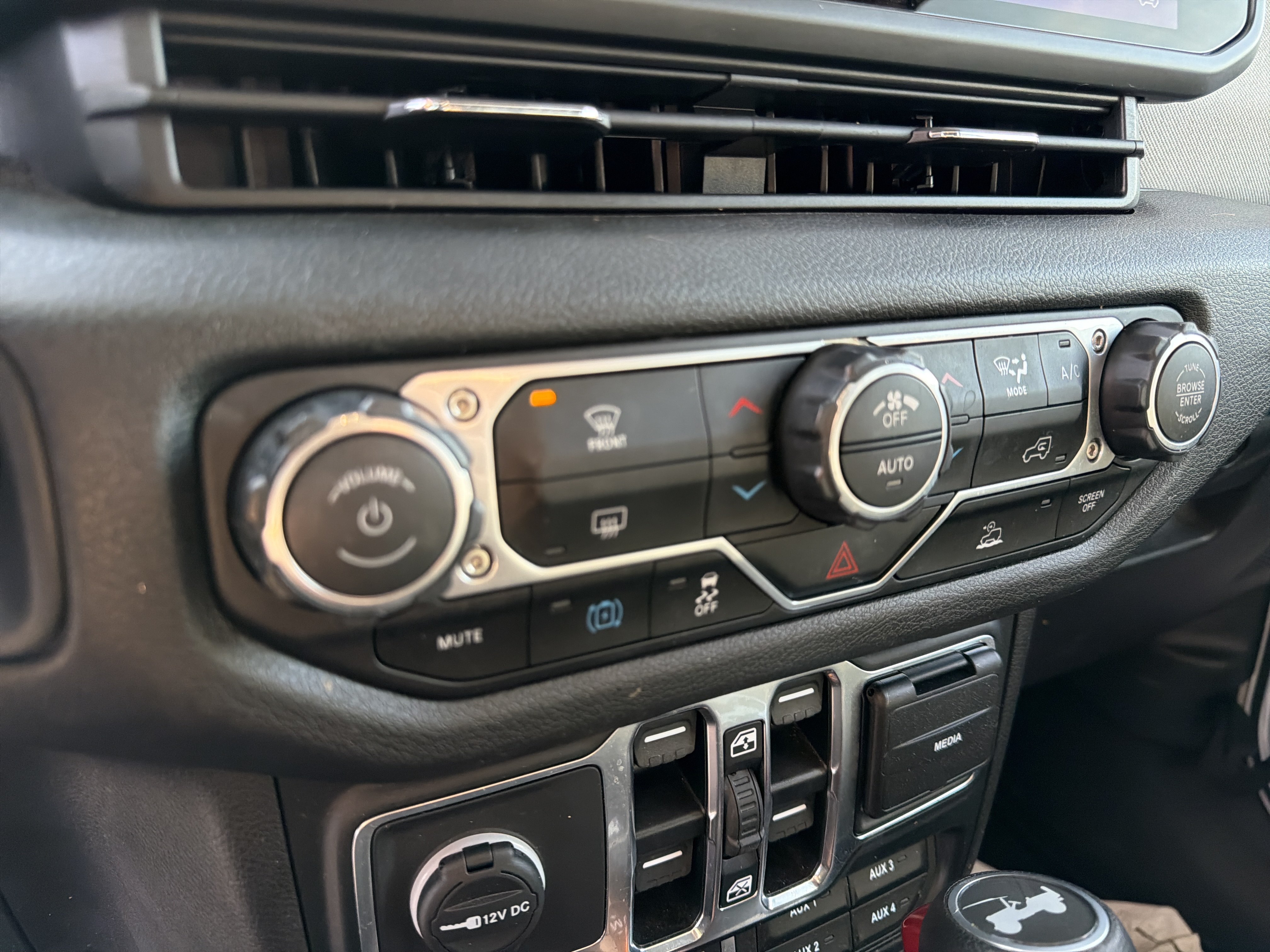 Used 2024 Jeep Wrangler Unlimited AWD/4WD image 16