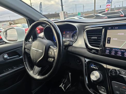 Used 2020 Chrysler Pacifica Touring w/ Advanced Safetytec Group image 55