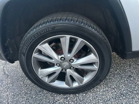 Used 2013 Jeep Grand Cherokee Laredo image 4