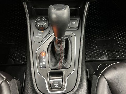 Used 2021 Jeep Cherokee Trailhawk w/ Comfort/Convenience Group AWD/4WD image 15