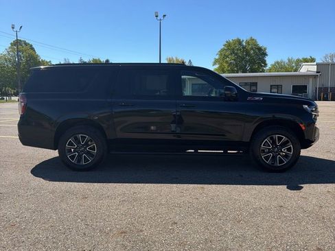 Used 2024 Chevrolet Suburban Z71 w/ Luxury Package AWD/4WD image 4
