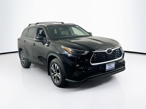 Used 2023 Toyota Highlander XLE image 3