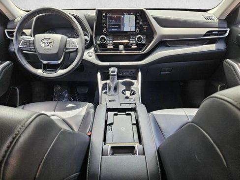 Used 2020 Toyota Highlander XLE FWD image 17
