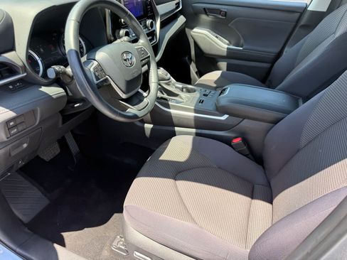 Used 2023 Toyota Highlander LE AWD/4WD image 9