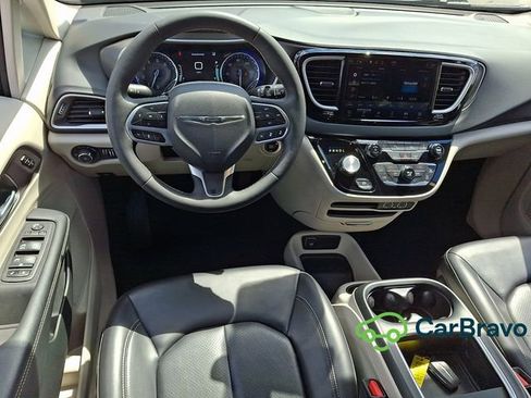 Used 2023 Chrysler Pacifica Touring-L FWD image 12