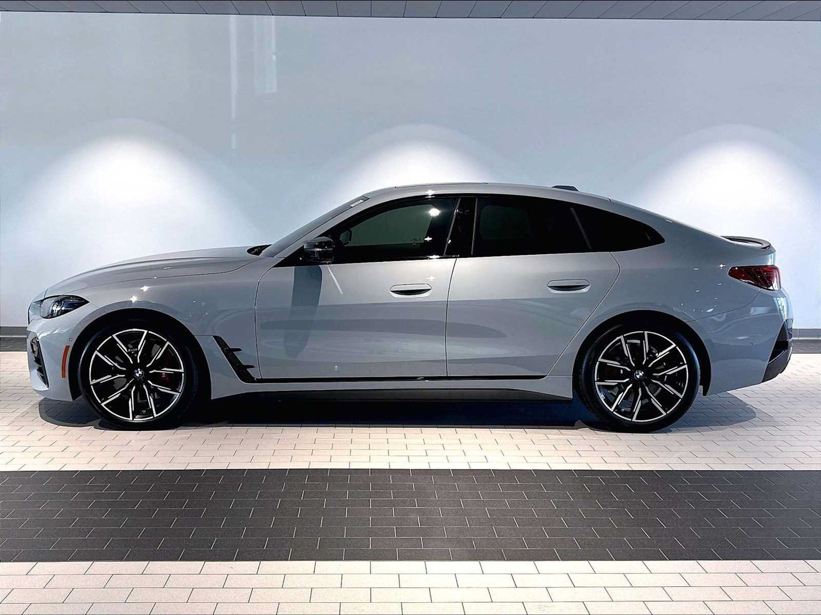 Used 2025 BMW M440i w/ Premium Package RWD image 2