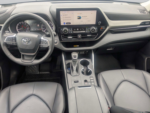 Used 2024 Toyota Highlander XLE FWD image 15