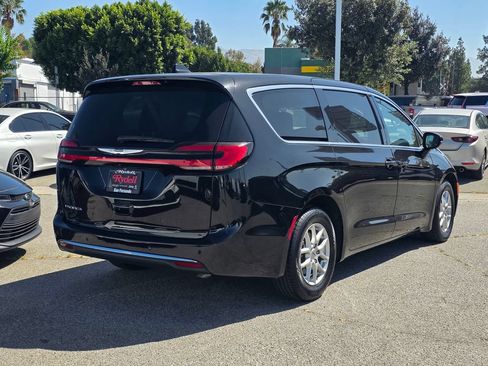 Certified 2024 Chrysler Pacifica Touring-L FWD image 5