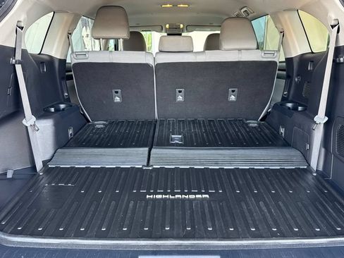 Used 2023 Toyota Highlander L FWD image 19