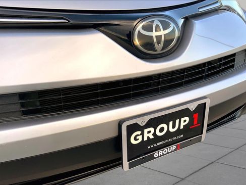 Used 2018 Toyota RAV4 LE FWD image 29